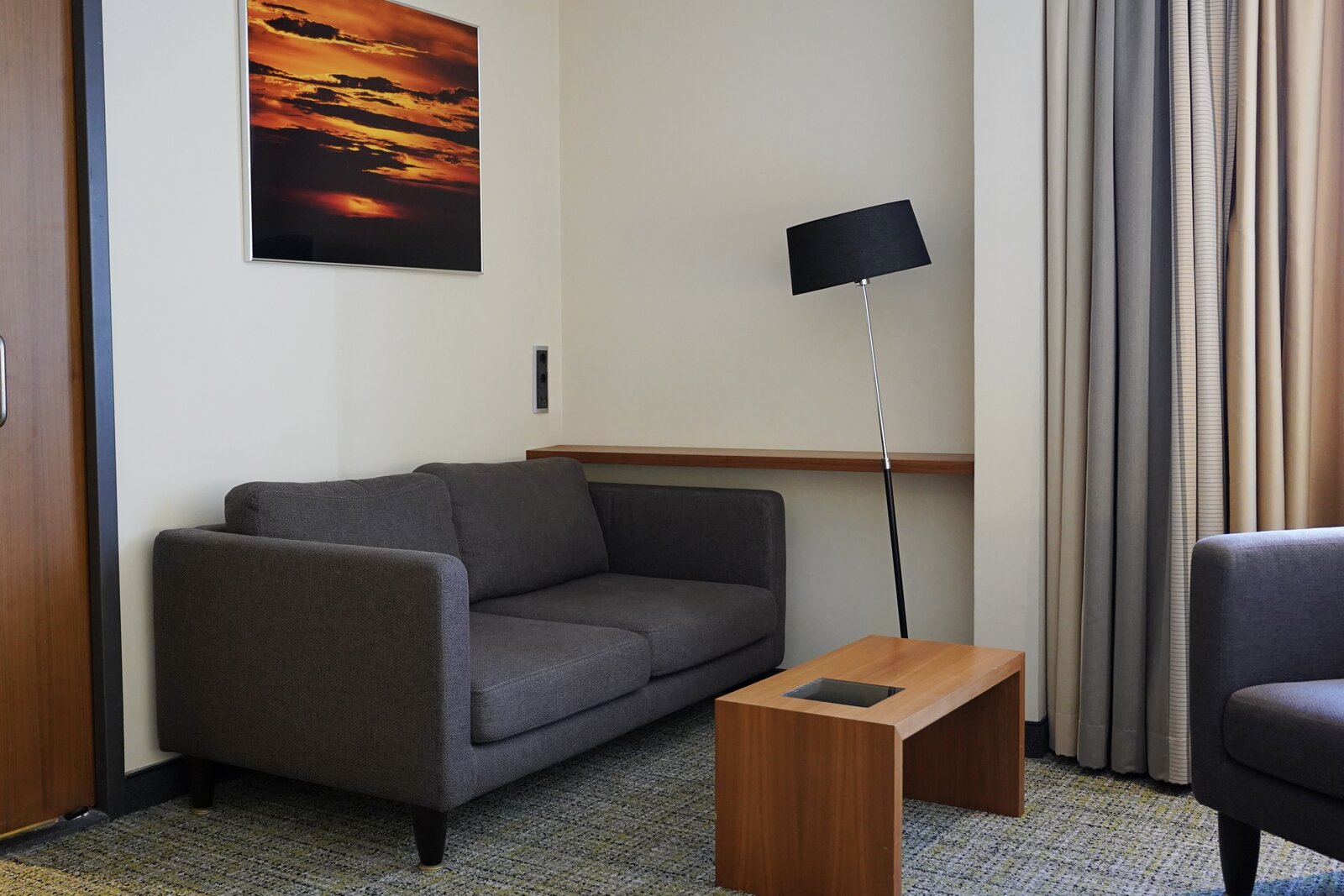 Ruimte rondom het bed in de aangepaste kamer